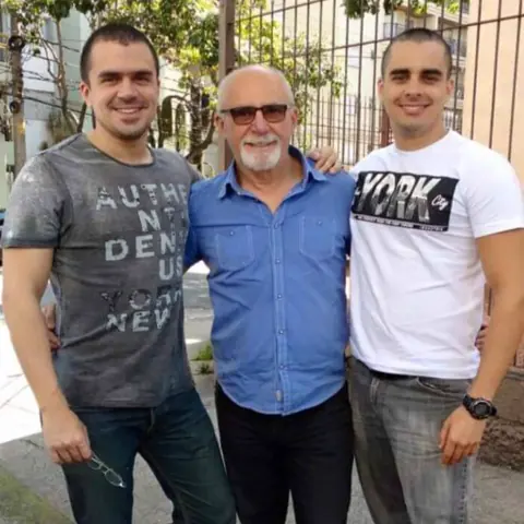 Benedito Furtado entre dois participantes durante encontro na cidade.